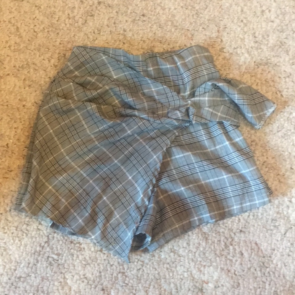 Plaid black and white skorts